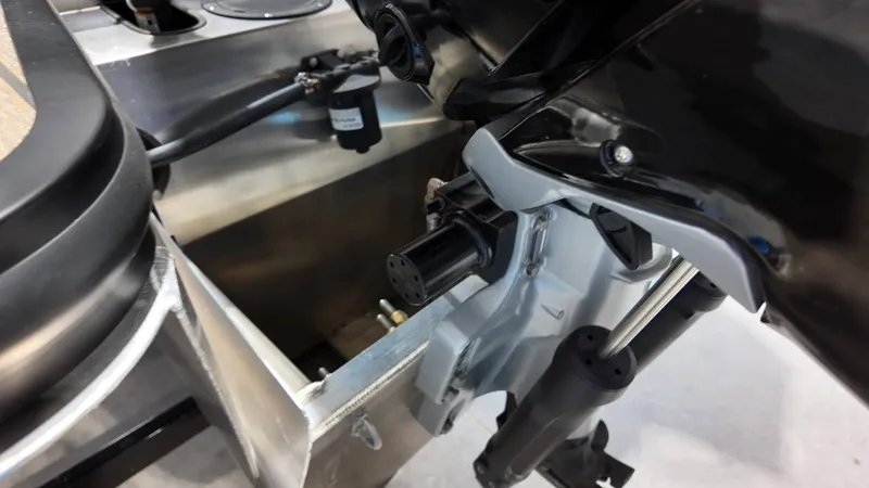 Slide: The Image of Harris Grand Mariner 250 2025 - 15