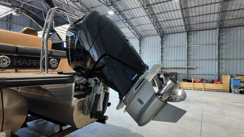 Slide: The Image of Harris Grand Mariner 250 2025 - 17