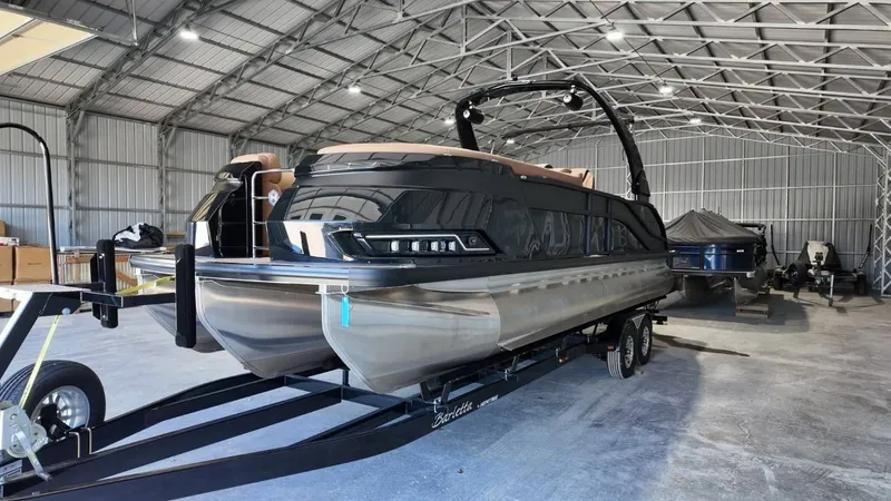 Slide: The Image of Harris Grand Mariner 250 2025 - 20