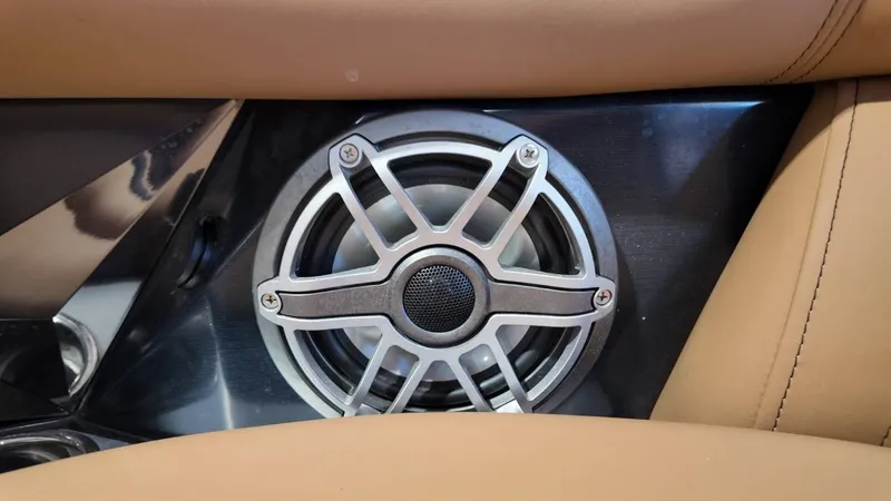 Slide: The Image of Harris Grand Mariner 250 2025 - 28