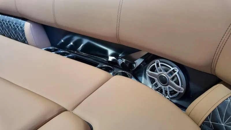 Slide: The Image of Harris Grand Mariner 250 2025 - 29