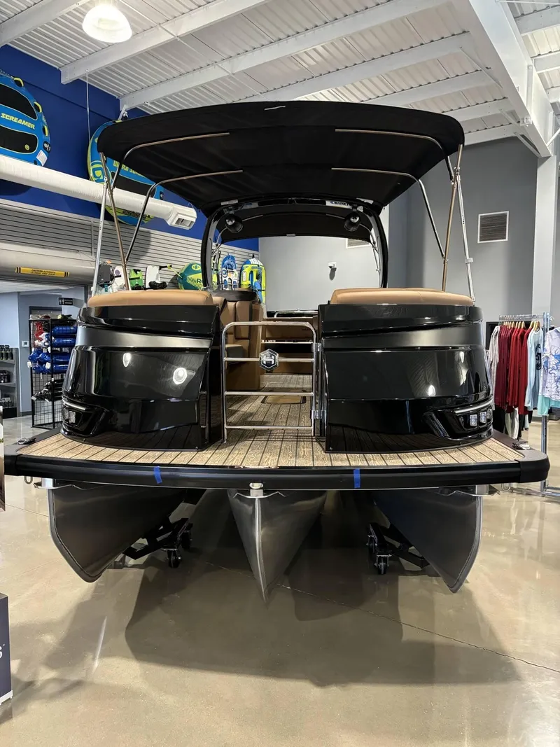 Slide: The Image of Harris Grand Mariner 250 2025 - 3