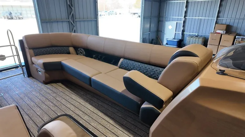 Slide: The Image of Harris Grand Mariner 250 2025 - 30