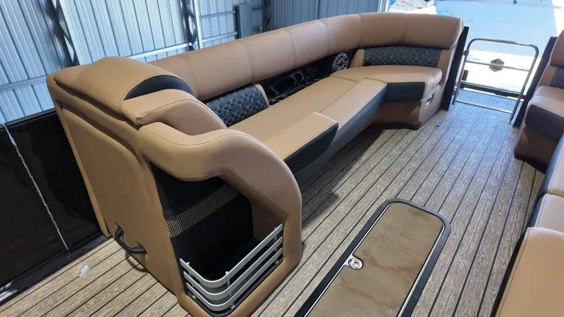 Slide: The Image of Harris Grand Mariner 250 2025 - 32