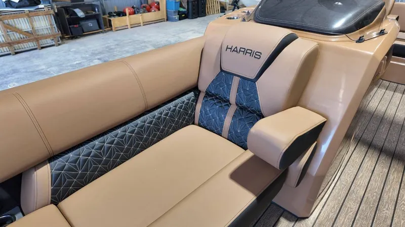 Slide: The Image of Harris Grand Mariner 250 2025 - 34