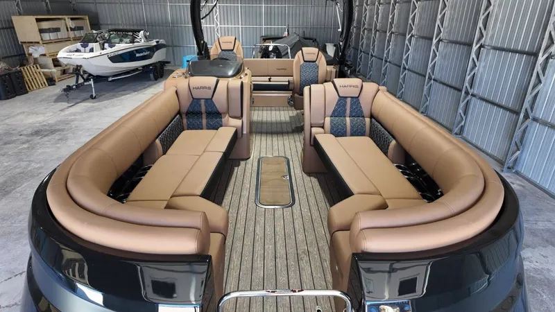 Slide: The Image of Harris Grand Mariner 250 2025 - 35