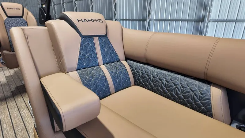 Slide: The Image of Harris Grand Mariner 250 2025 - 36