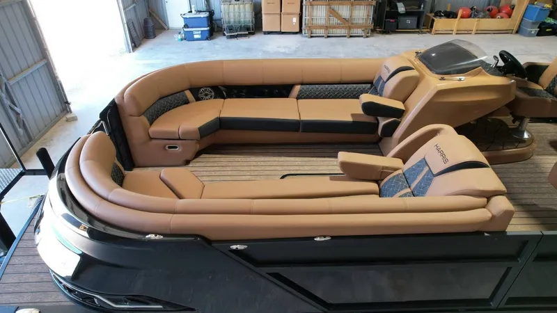 Slide: The Image of Harris Grand Mariner 250 2025 - 37