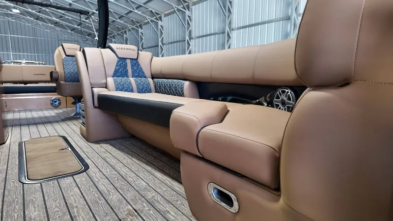 Slide: The Image of Harris Grand Mariner 250 2025 - 38