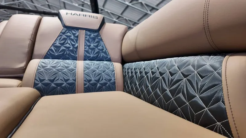 Slide: The Image of Harris Grand Mariner 250 2025 - 39