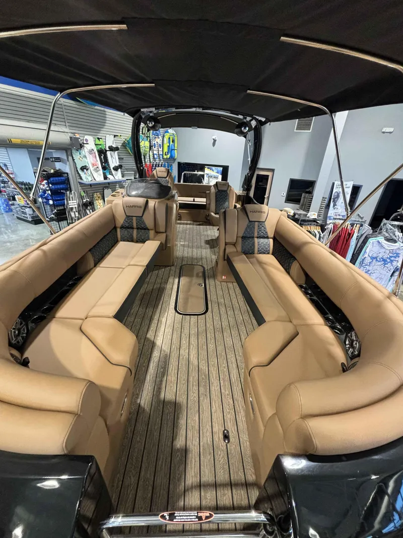 Slide: The Image of Harris Grand Mariner 250 2025 - 4