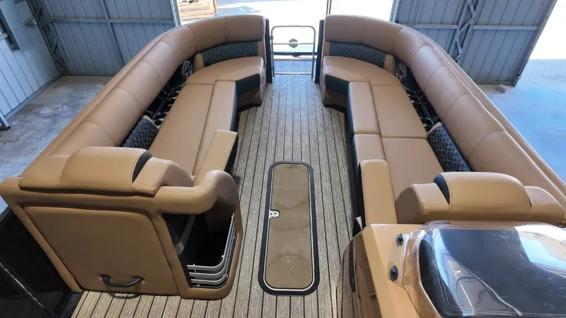 Slide: The Image of Harris Grand Mariner 250 2025 - 40