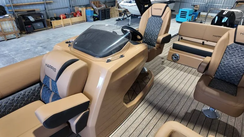 Slide: The Image of Harris Grand Mariner 250 2025 - 43