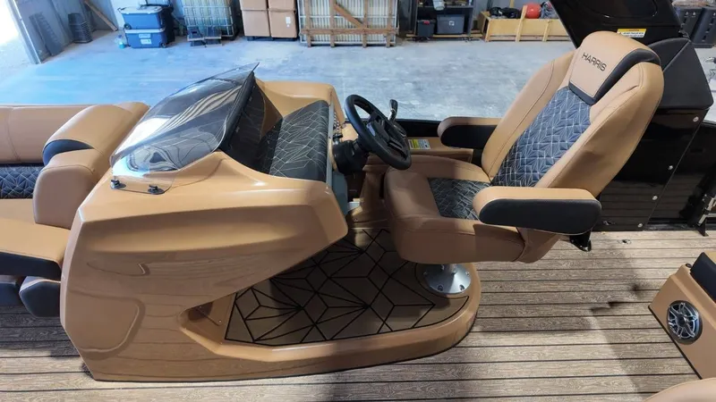 Slide: The Image of Harris Grand Mariner 250 2025 - 44