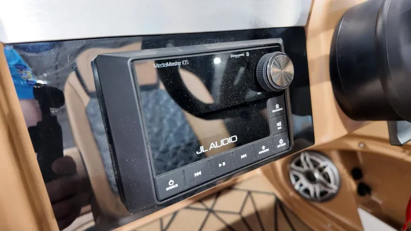 Slide: The Image of Harris Grand Mariner 250 2025 - 46