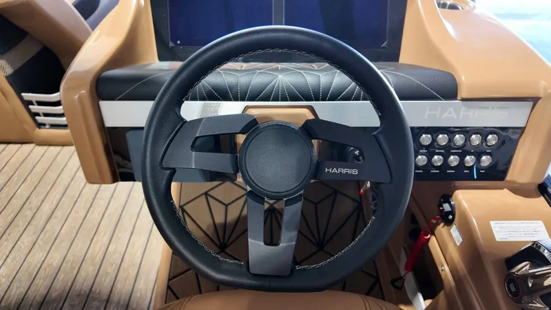 Slide: The Image of Harris Grand Mariner 250 2025 - 48