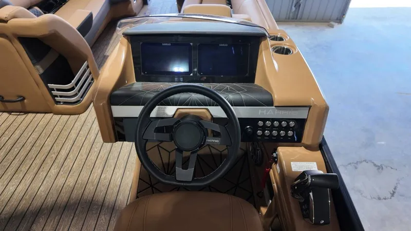 Slide: The Image of Harris Grand Mariner 250 2025 - 49