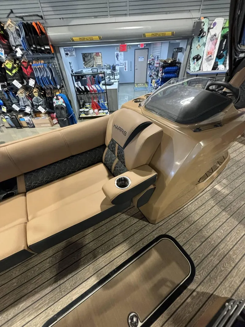 Slide: The Image of Harris Grand Mariner 250 2025 - 5