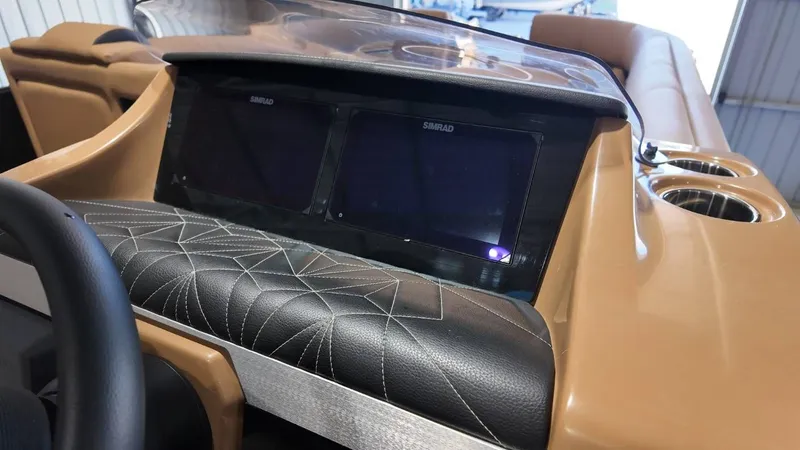 Slide: The Image of Harris Grand Mariner 250 2025 - 50