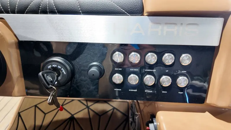 Slide: The Image of Harris Grand Mariner 250 2025 - 51