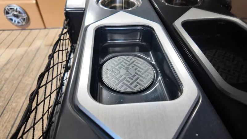 Slide: The Image of Harris Grand Mariner 250 2025 - 55