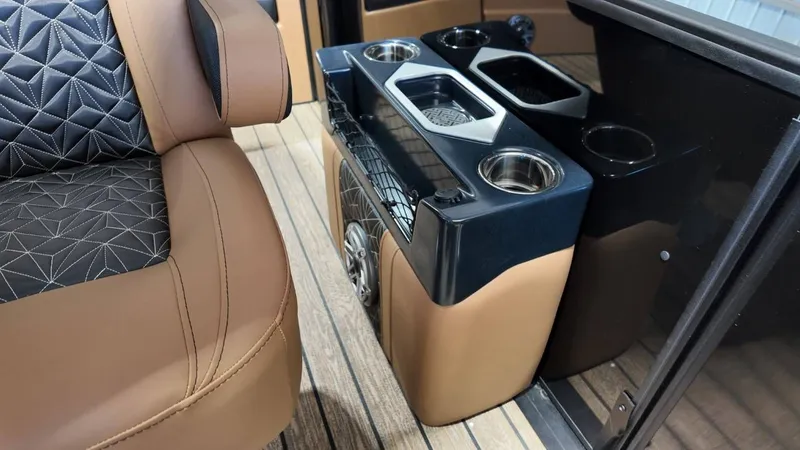 Slide: The Image of Harris Grand Mariner 250 2025 - 56