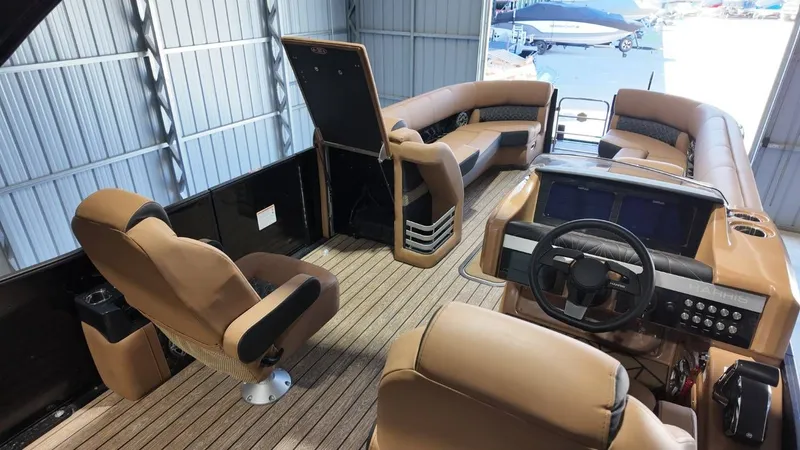 Slide: The Image of Harris Grand Mariner 250 2025 - 58