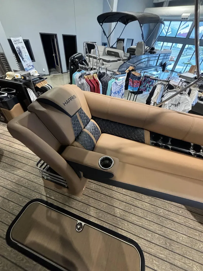 Slide: The Image of Harris Grand Mariner 250 2025 - 6