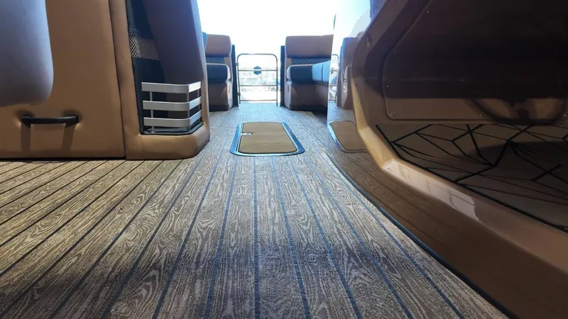 Slide: The Image of Harris Grand Mariner 250 2025 - 60