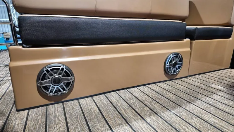 Slide: The Image of Harris Grand Mariner 250 2025 - 61