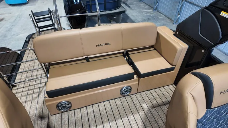 Slide: The Image of Harris Grand Mariner 250 2025 - 62