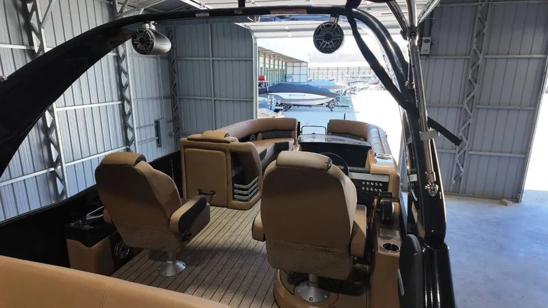 Slide: The Image of Harris Grand Mariner 250 2025 - 63