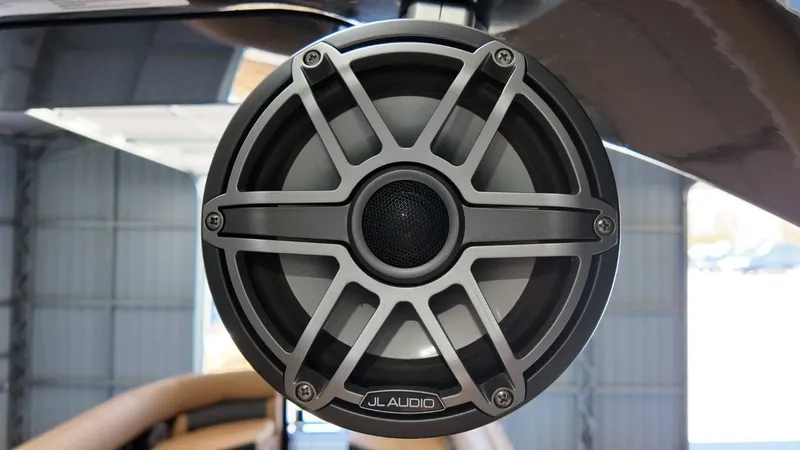 Slide: The Image of Harris Grand Mariner 250 2025 - 64