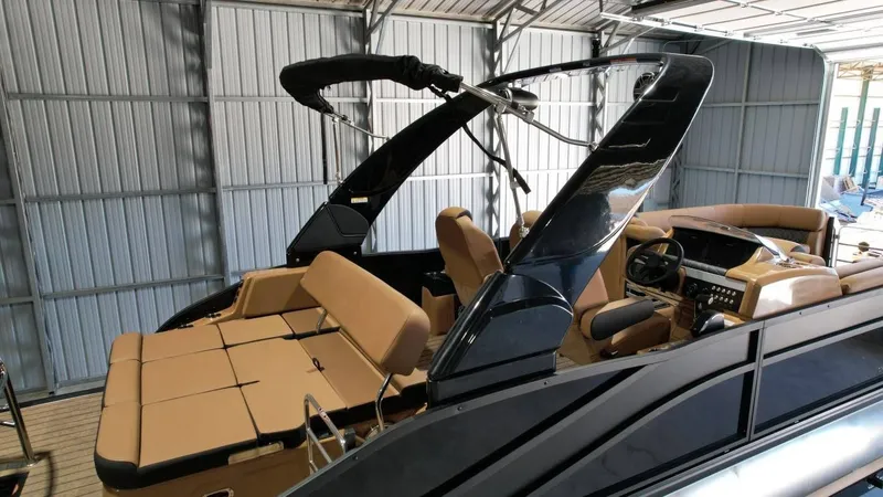 Slide: The Image of Harris Grand Mariner 250 2025 - 66