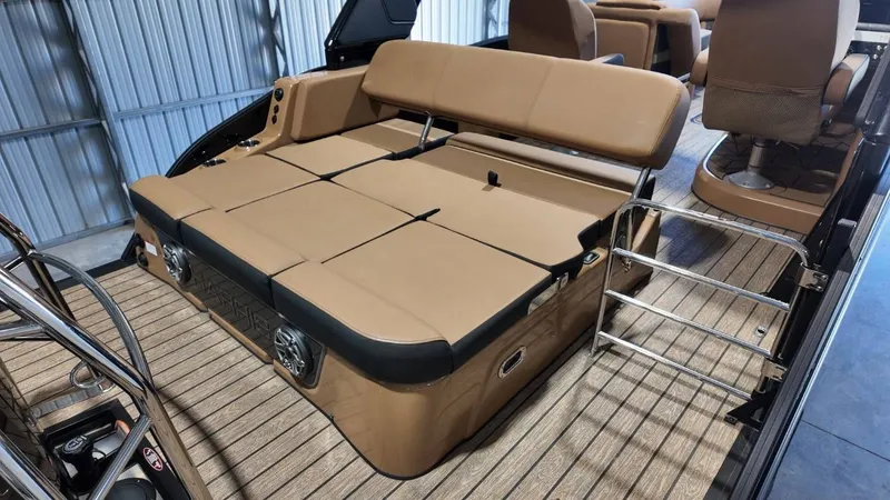 Slide: The Image of Harris Grand Mariner 250 2025 - 67