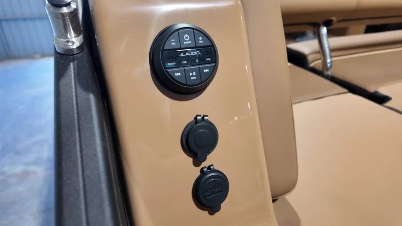 Slide: The Image of Harris Grand Mariner 250 2025 - 68