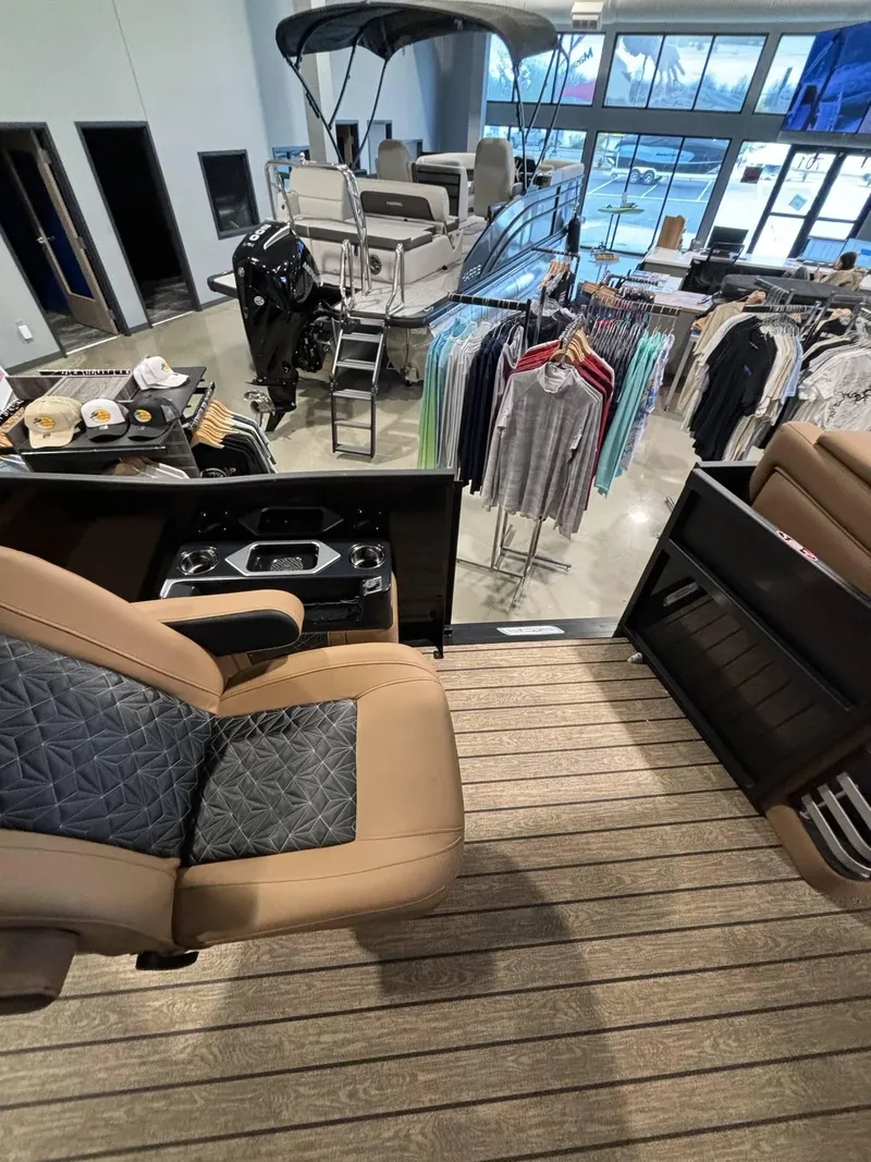 Slide: The Image of Harris Grand Mariner 250 2025 - 7