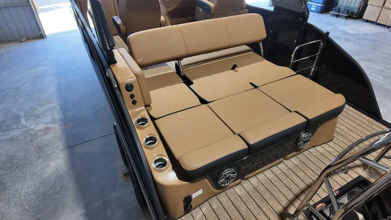 Slide: The Image of Harris Grand Mariner 250 2025 - 70