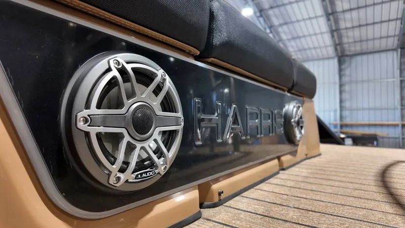 Slide: The Image of Harris Grand Mariner 250 2025 - 71