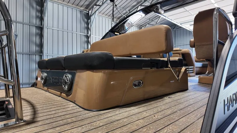 Slide: The Image of Harris Grand Mariner 250 2025 - 72