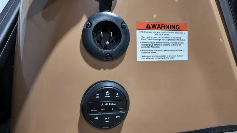 Slide: The Image of Harris Grand Mariner 250 2025 - 75