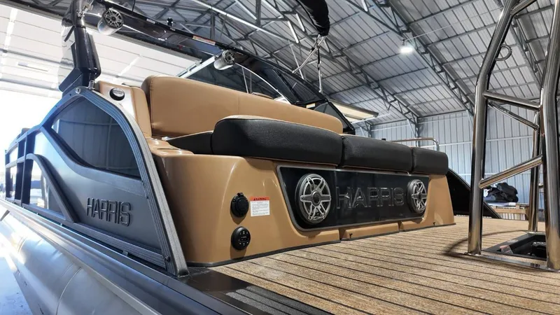 Slide: The Image of Harris Grand Mariner 250 2025 - 76