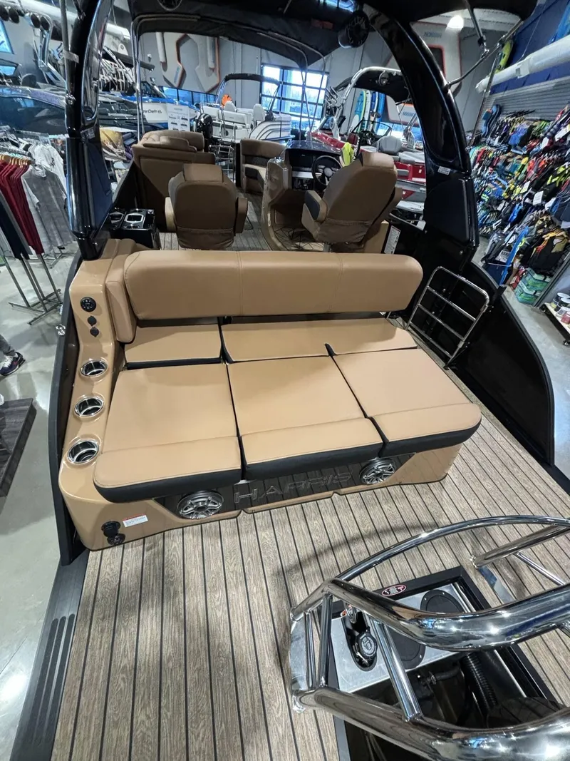 Slide: The Image of Harris Grand Mariner 250 2025 - 9