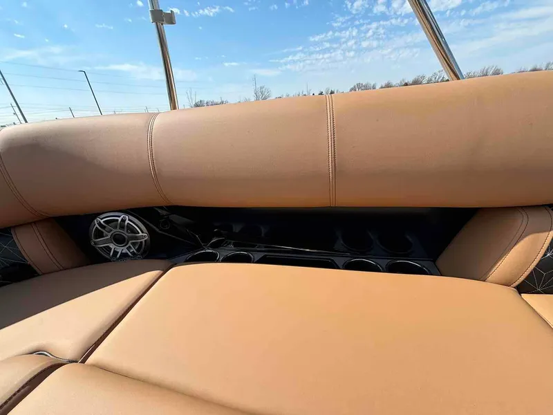 Slide: The Image of Harris Grand Mariner 250 2025 - 10