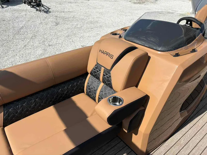 Slide: The Image of Harris Grand Mariner 250 2025 - 12