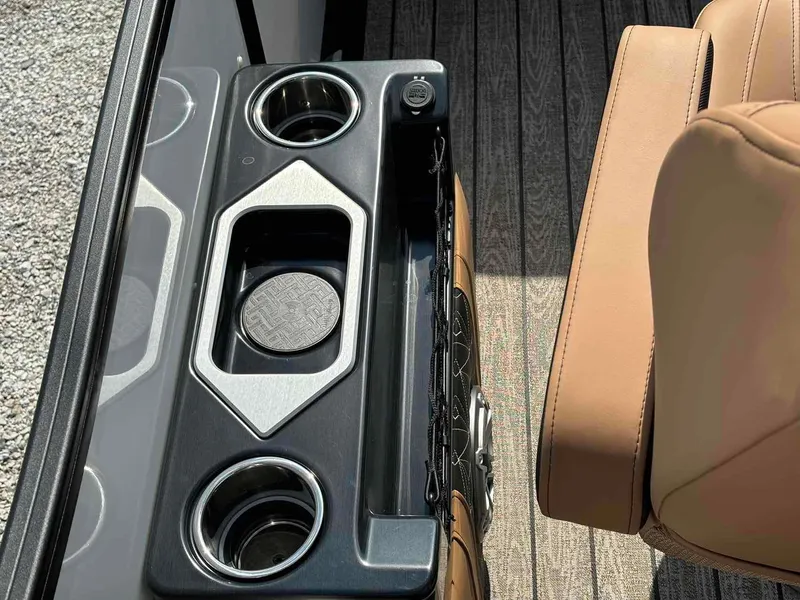 Slide: The Image of Harris Grand Mariner 250 2025 - 15