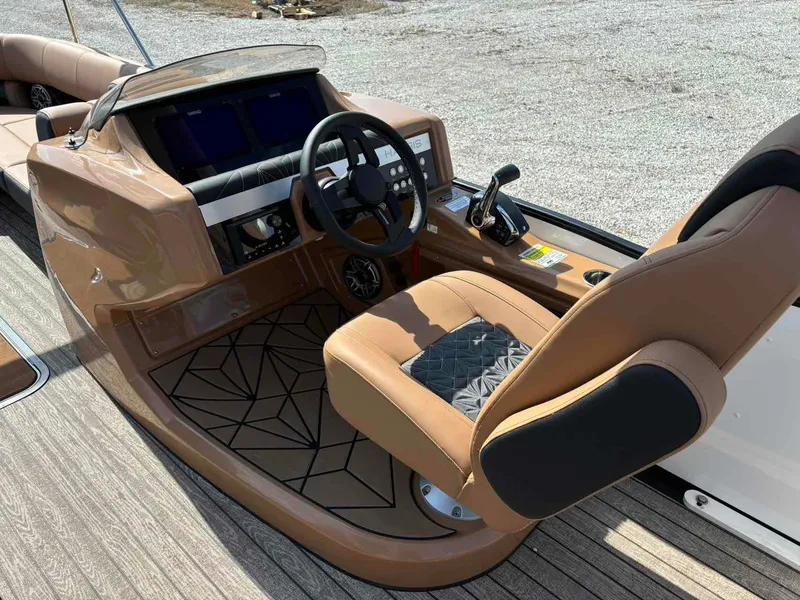 Slide: The Image of Harris Grand Mariner 250 2025 - 16