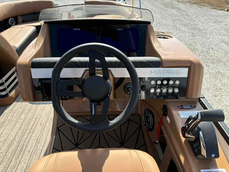 Slide: The Image of Harris Grand Mariner 250 2025 - 17