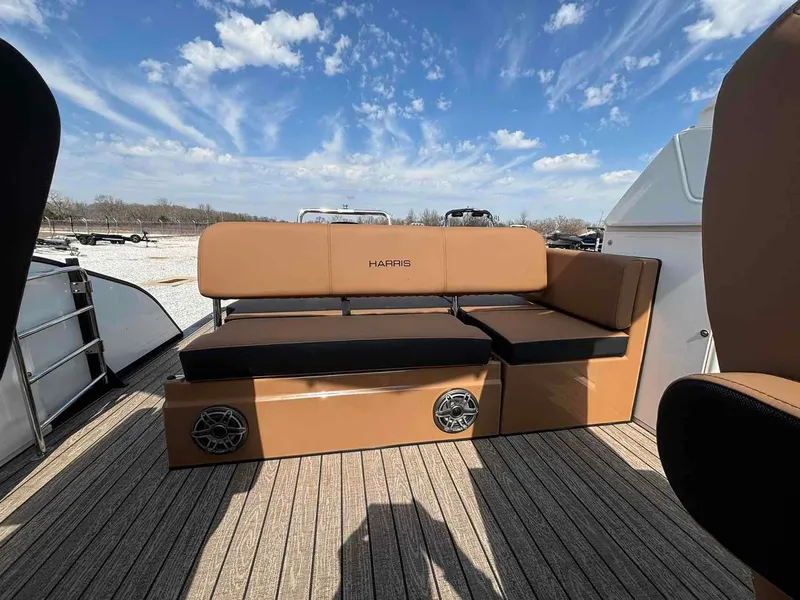 Slide: The Image of Harris Grand Mariner 250 2025 - 19