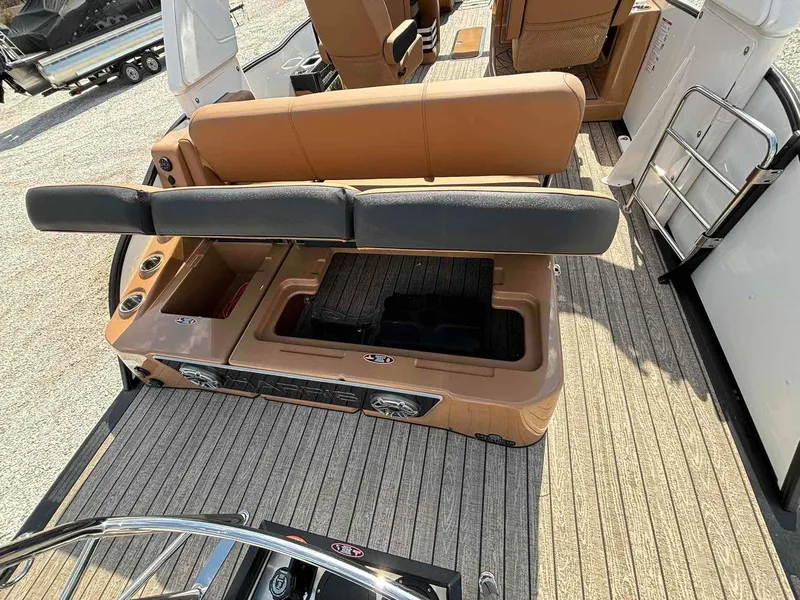 Slide: The Image of Harris Grand Mariner 250 2025 - 25